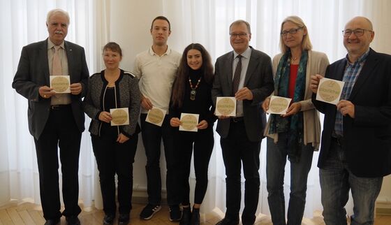 OB Andreas Starke (mi) zusammen mit dem Projektteam des Umweltamtes bei der Vorstellung des Labels „Bamberg plastikfrei“