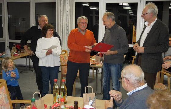 Heinz Kuntke wird für 40 Jahre SPD-Mitgliedschaft geehrt.