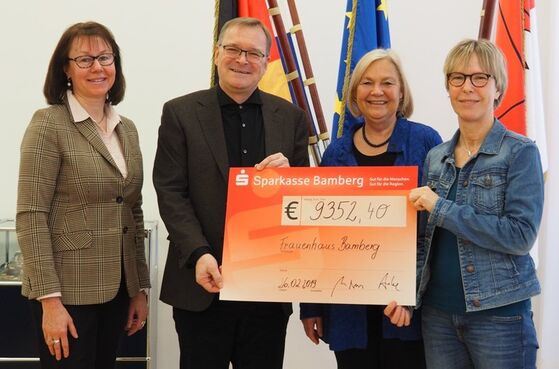 Scheckübergabe an das Frauenhaus Bamberg