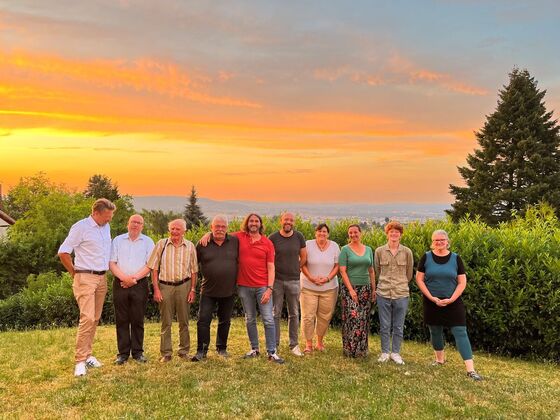 Der neu gewählte Ortsvereinsvorstand Bamberg-Berg, Dr. Marco Depietri in rot. (Der Himmel ist kein Photoshop)