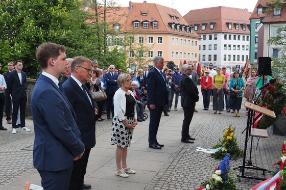 OB Andreas Starke (2.v.l.) nach seiner Rede zum Kriegsende