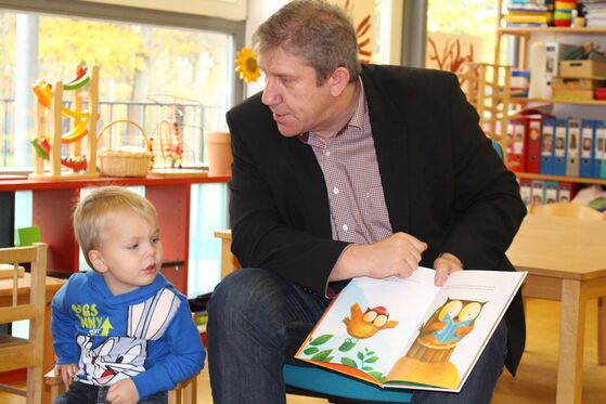 MdB Andreas Schwarz bei seinem Besuch im Kindergarten St. Gisela zum Vorlesetag