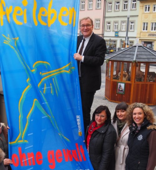 OB Andreas Starke, SPD-Stadträtin Inge Eichhorn und Teile der Frauenkommission hissen die Flagge ©Foto: Stadt Bamberg